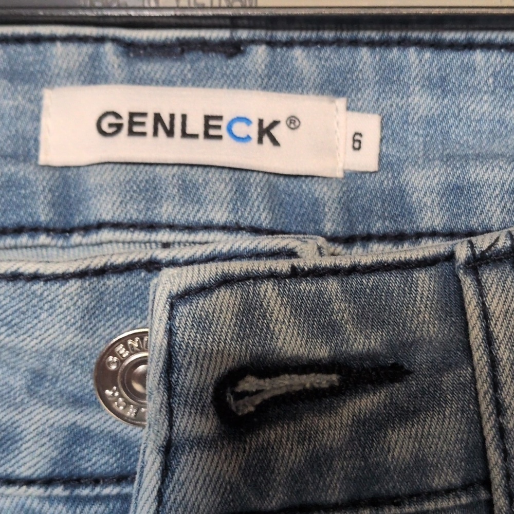 Women's Light Wash Stretchy Denim Boyfriend Jeans, Size 6, NWT - Picture 2 of 4